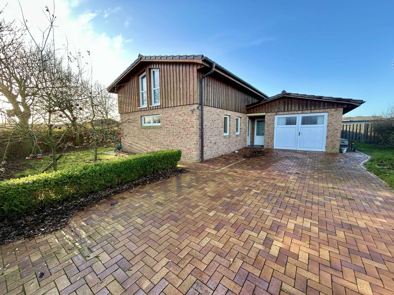 Nordsee pur: Exklusives Ferienhaus am Deich in begehrter Ferienhaussiedlung